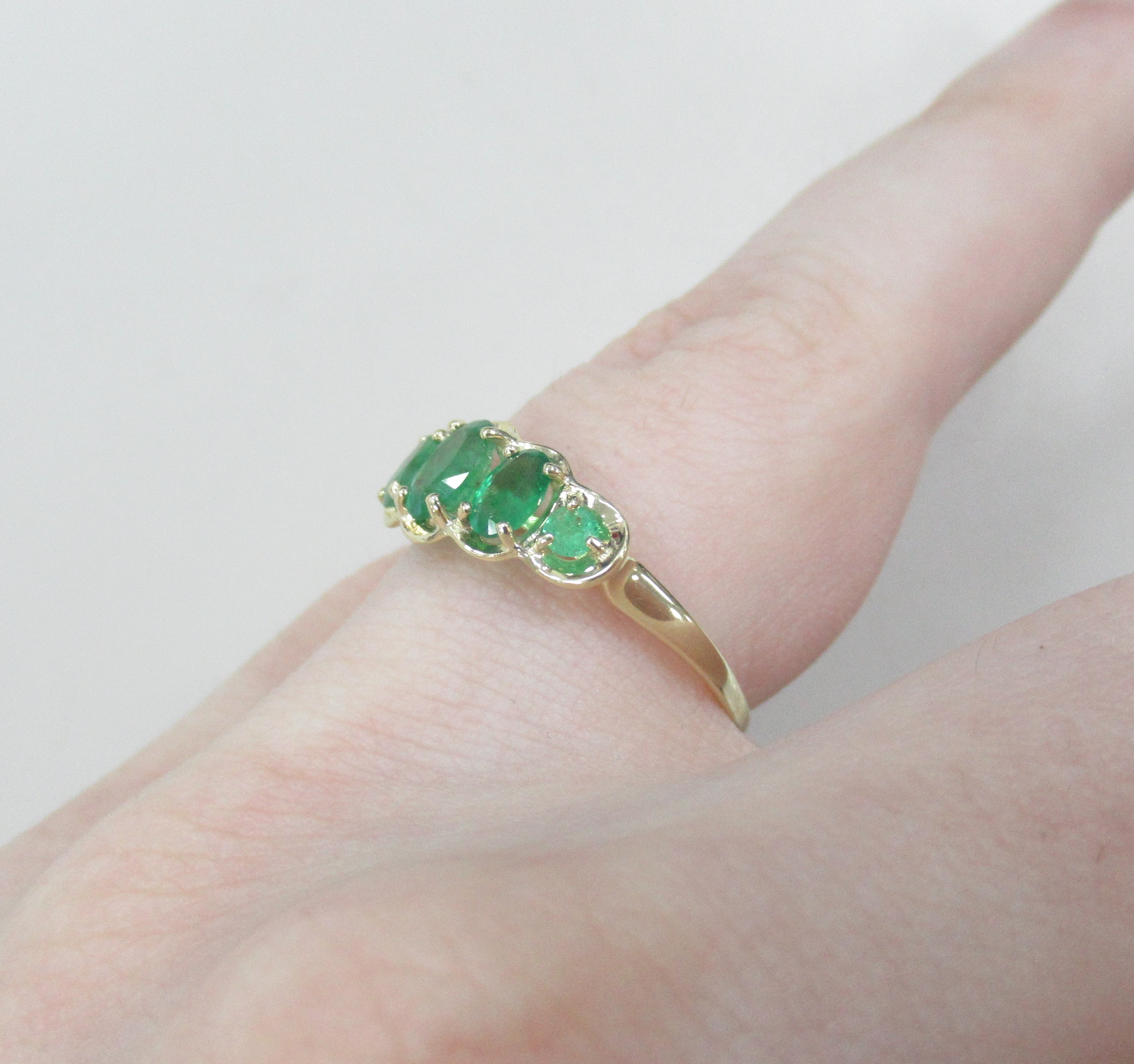 Кольцо из желтого золота с изумрудами